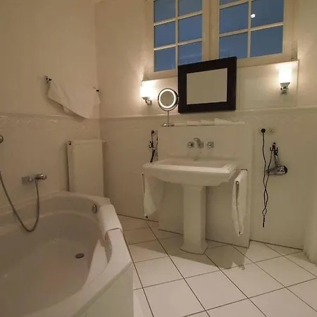 With 2 Bedrooms * Gingst